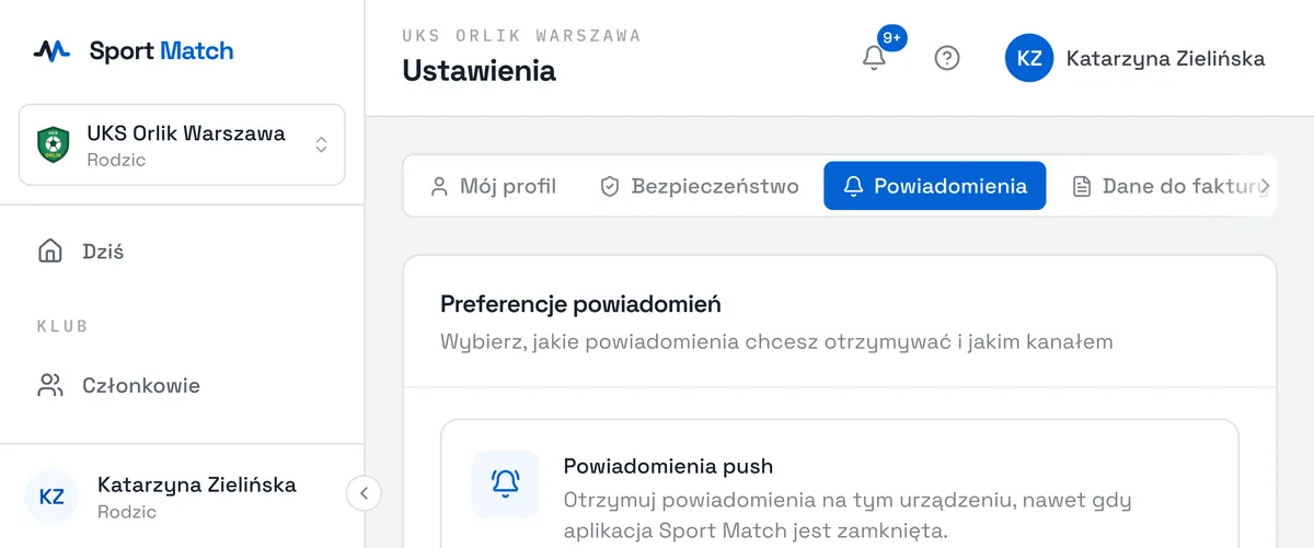 Zrzut ekranu Sport Match: W tabeli Preferencje powiadomień każdy wiersz to rodzaj powiadomienia (np. Nadchodzące treningi — dzień wcześniej), a kolumny to kanały: Email, W aplikacji, SMS i Push. Zaznacz, gdzie chcesz je dostawać.