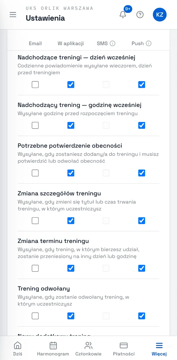 Zrzut ekranu Sport Match: W tabeli Preferencje powiadomień każdy wiersz to rodzaj powiadomienia (np. Nadchodzące treningi — dzień wcześniej), a kolumny to kanały: Email, W aplikacji, SMS i Push. Zaznacz, gdzie chcesz je dostawać.