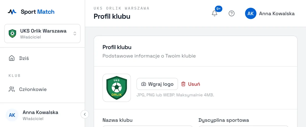 Zrzut ekranu Sport Match: Wybierz Wgraj logo i wskaż plik JPG, PNG lub WEBP (do 4 MB). Logo pojawi się w przełączniku klubów, na kodach QR zaproszeń i na każdym PDF, który aplikacja generuje dla klubu (wzory dokumentów, podgląd faktury). Usuń zdejmuje logo.