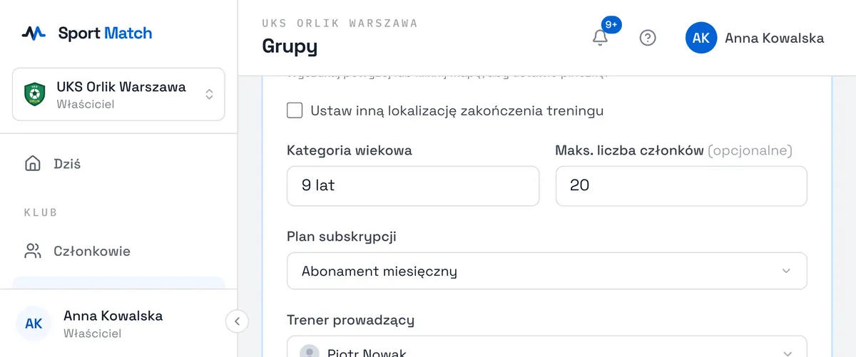 Zrzut ekranu Sport Match: Podaj Kategorię wiekową i — opcjonalnie — Maks. liczbę członków. Wybierz Plan subskrypcji (rodzaj treningu z cennikiem), Trenera prowadzącego i ewentualnie Dodatkowych trenerów.