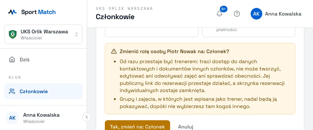 Zrzut ekranu Sport Match: Odbierasz komuś rolę trenera albo opiekuna z przypisanymi dziećmi? Aplikacja najpierw pokaże, co ta osoba straci — potwierdź przyciskiem Tak, zmień na: … albo wybierz Anuluj.