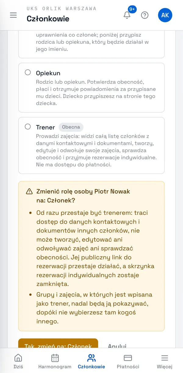 Zrzut ekranu Sport Match: Odbierasz komuś rolę trenera albo opiekuna z przypisanymi dziećmi? Aplikacja najpierw pokaże, co ta osoba straci — potwierdź przyciskiem Tak, zmień na: … albo wybierz Anuluj.