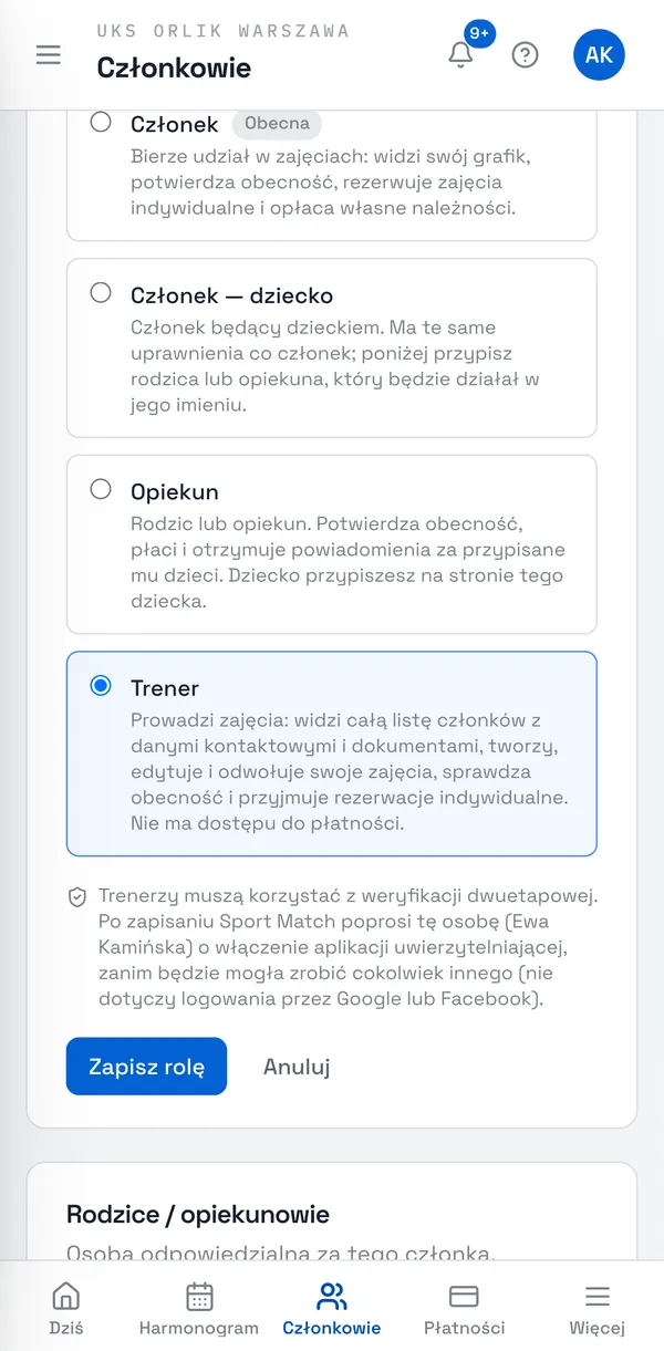 Zrzut ekranu Sport Match: Wybierz rolę: Członek, Członek — dziecko, Opiekun albo Trener. Pod każdą jest opis tego, co ta osoba będzie mogła robić; obecną rolę oznacza etykieta Obecna.