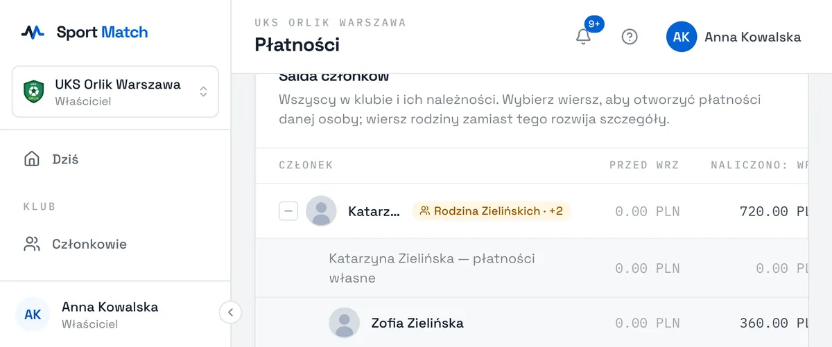 Zrzut ekranu Sport Match: Wiersz z plakietką rodziny (np. Rodzina Zielińskich · +2) to suma całego konta rodziny. Kliknij go, aby rozwinąć poszczególne osoby i wpłaty rodziny. Kliknięcie zwykłego wiersza otwiera płatności tej osoby.
